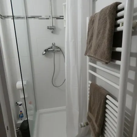 Beau F3 Proche Hopital Central, Thermal Apartment