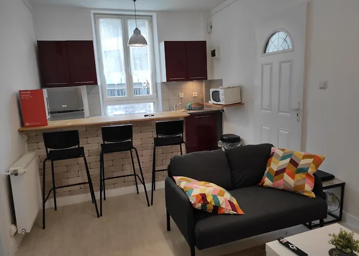 Beau F3 Proche Hopital Central, Thermal * Нанси